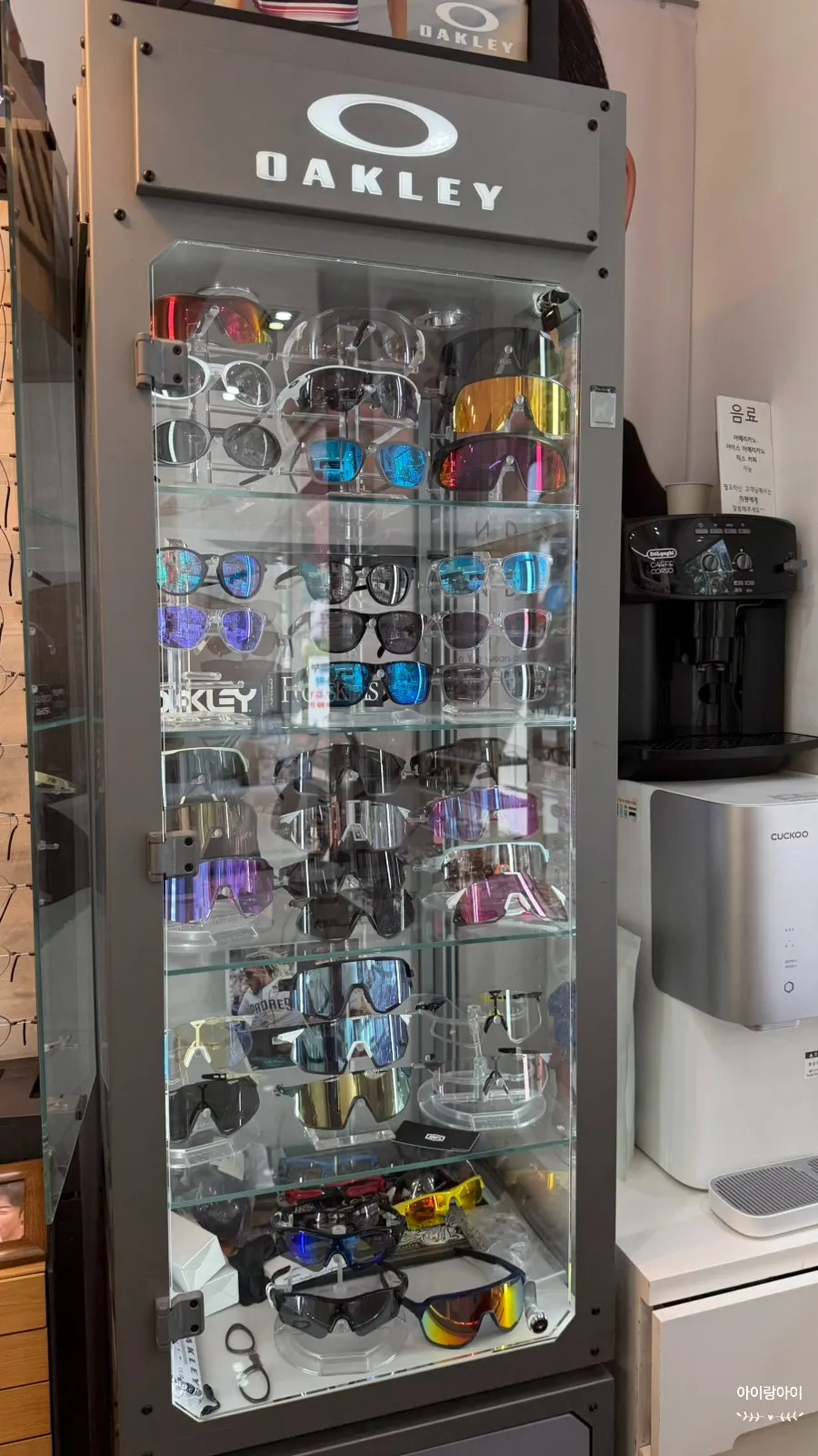 Display of Kame Mannen and Anne et Valentin frames