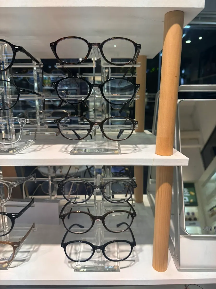 Popular recommended line of thick-framed glasses