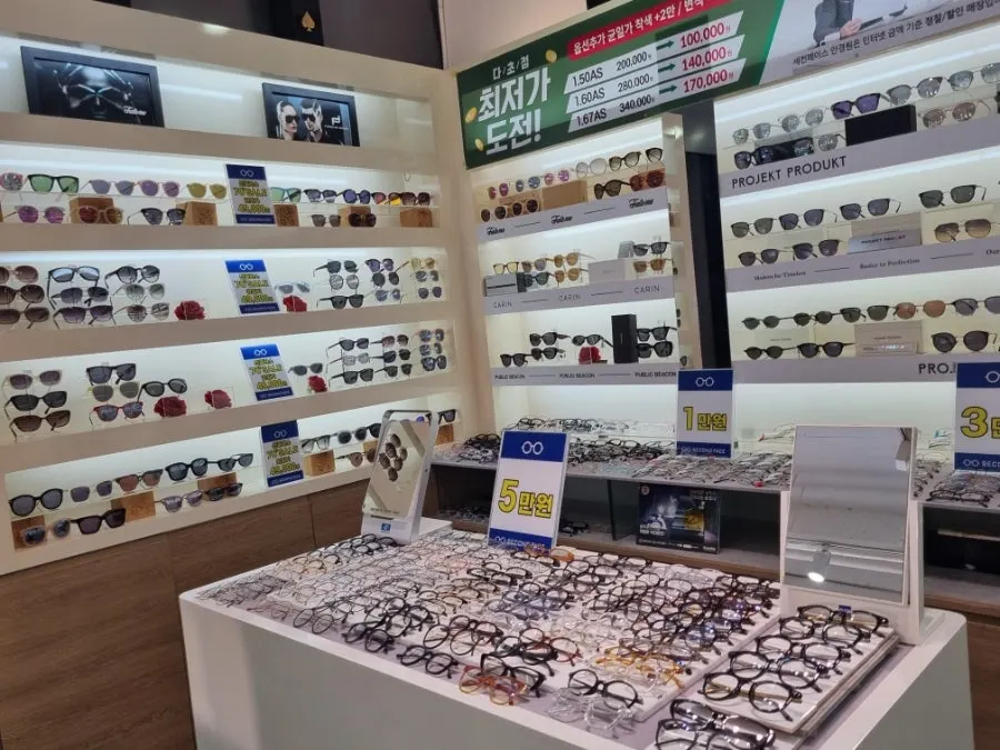 Glasses on display inside Second Face Sinsigaji Branch
