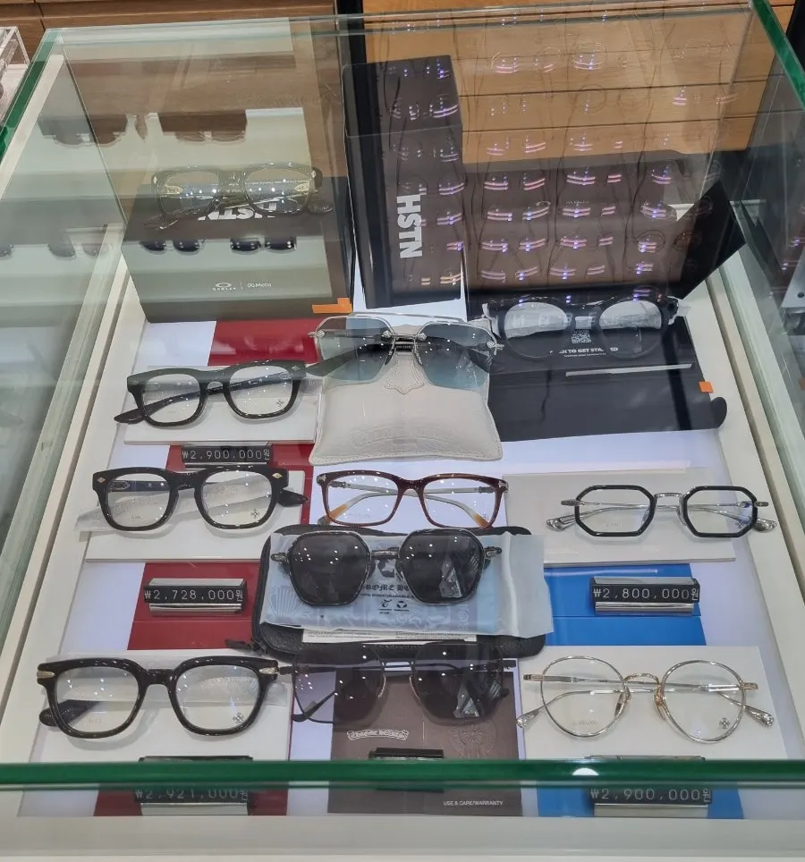 Corner featuring Lindberg, Gold & Wood, and other brand frames