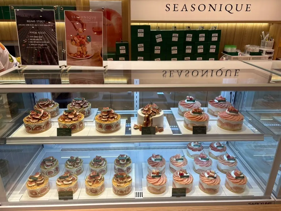 Fresh fruit cakes in the Sijeunikeu showcase