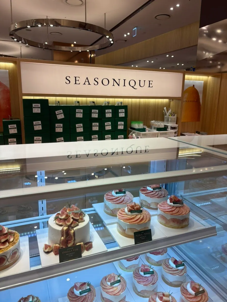 Sijeunikeu cakes on display piled high with fruit