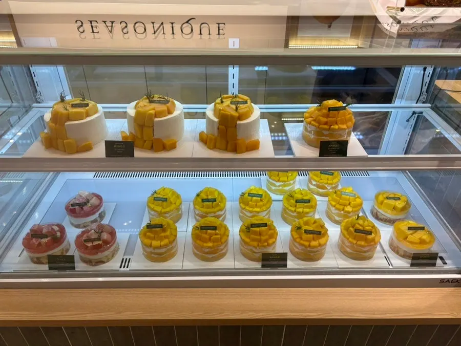 A Sijeunikeu cake loaded generously with fresh fruit
