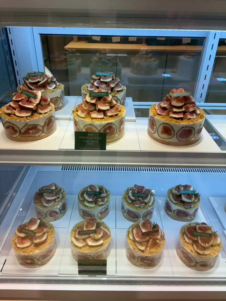 Side view of the Sijeunikeu peach cake