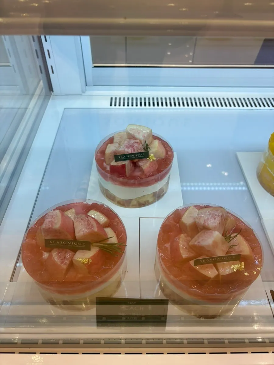 Glossy peach slices on top of the cake