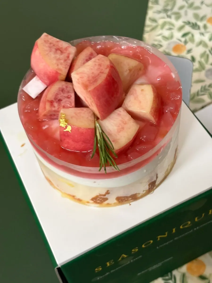 The Sijeunikeu peach cake fully unboxed