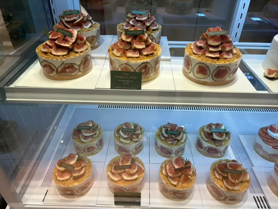 The cake display case at Sijeunikeu Shinsegae Centum City branch