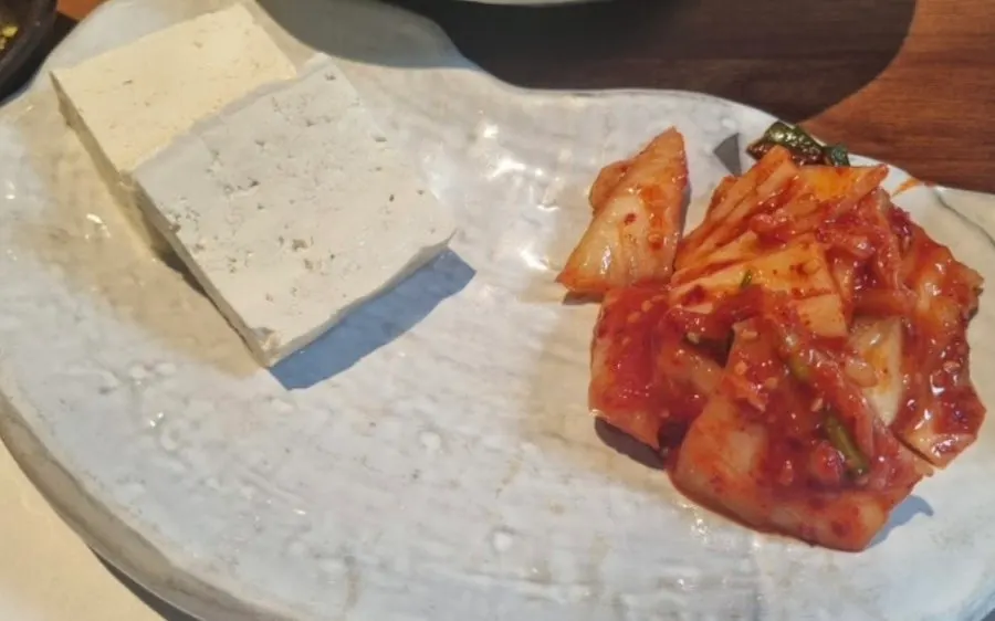 잡채와 두부김치 등 곁들임 요리