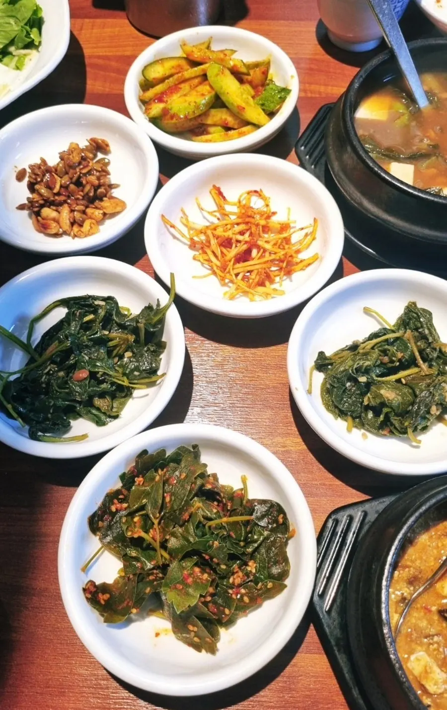 음식으로 가득 찬 밥꽃특선 한상차림