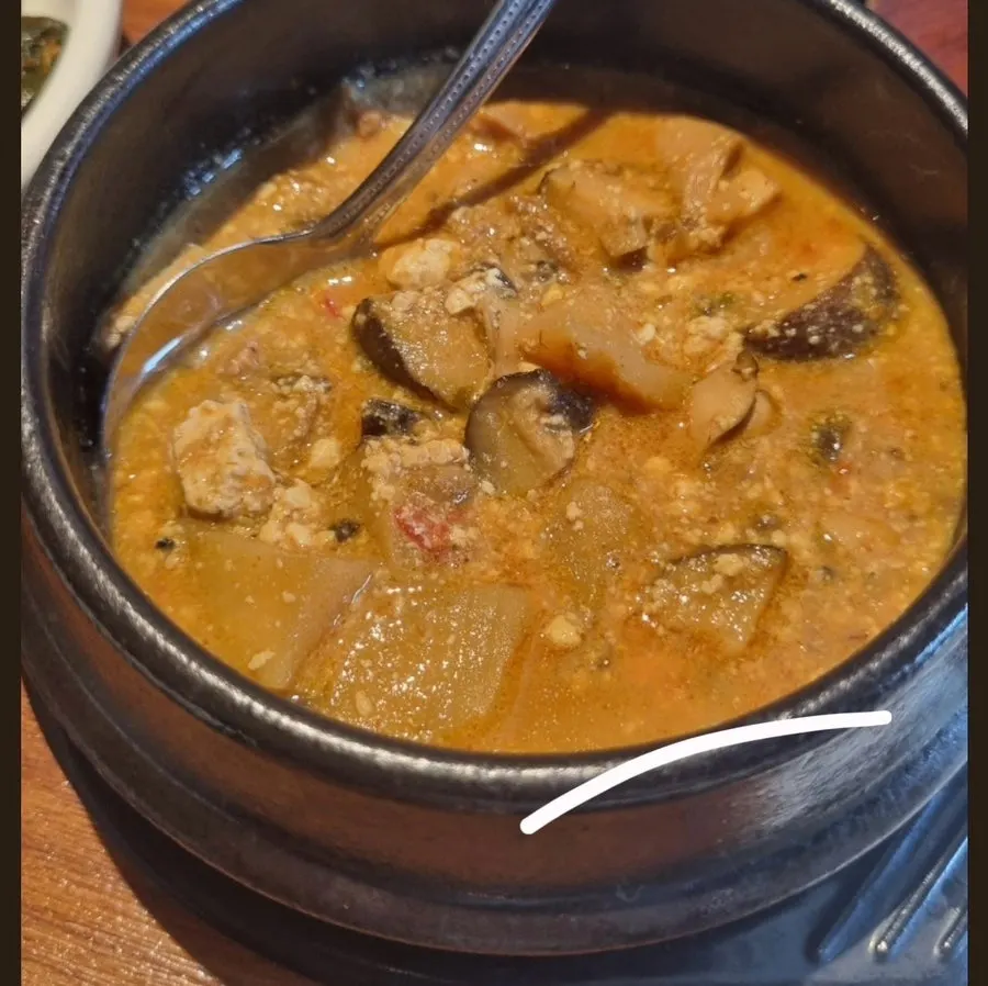 큼지막한 떡갈비 두 장과 강된장