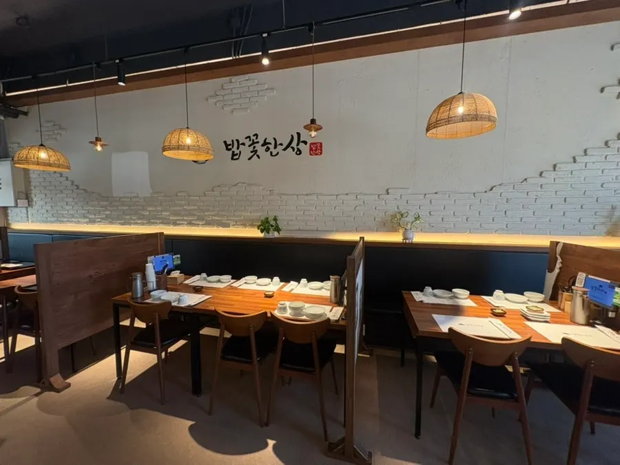Seating inside Bapkkot Hansang during early lunchtime
