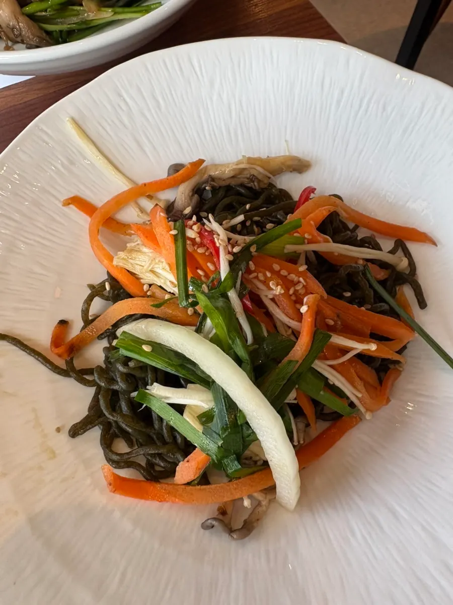 Salad with kiwi sauce
