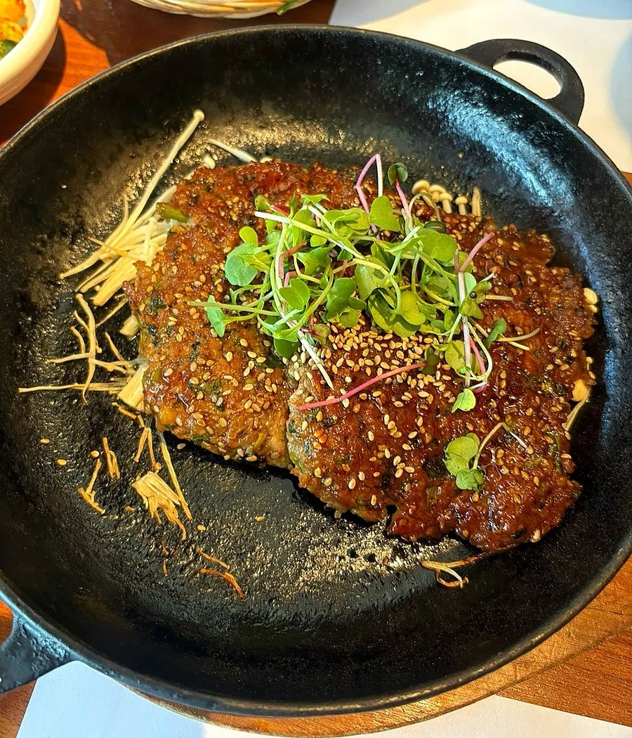 Tteokgalbi served as the main dish in the Bapkkot Special