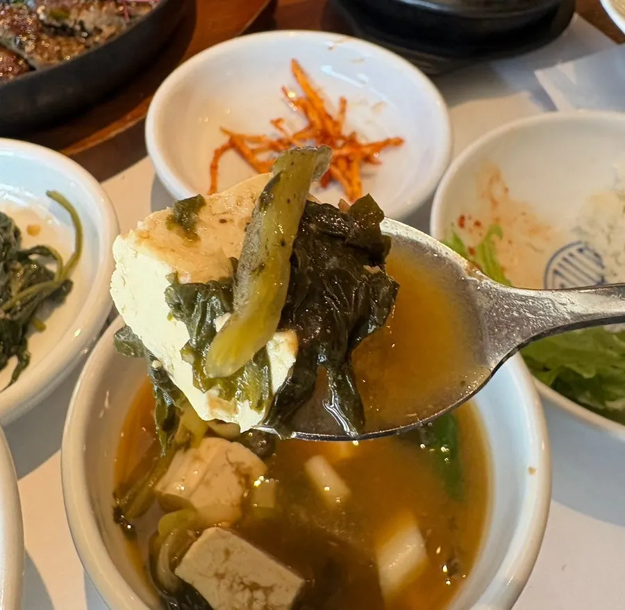 The table toward the end of the meal at Bapkkot Hansang