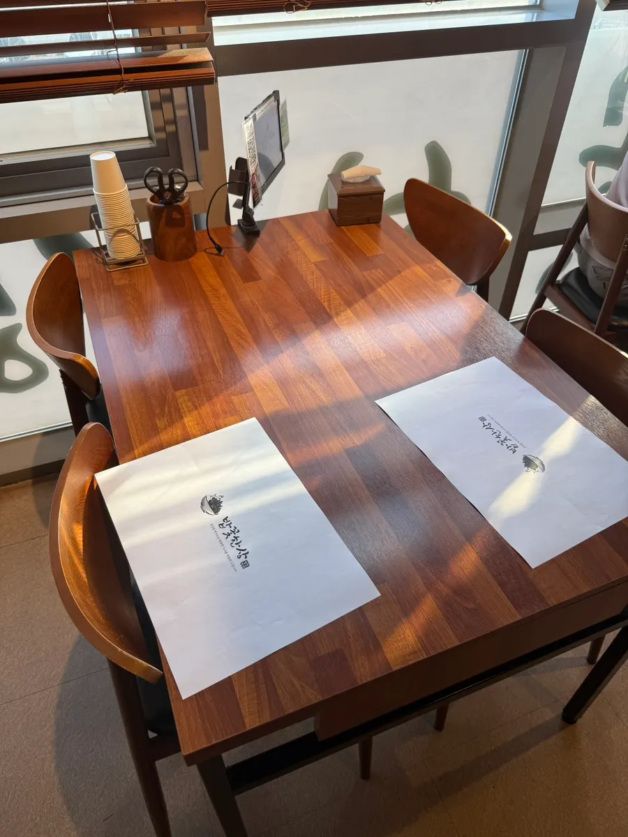 Partitioned table seating at Bapkkot Hansang