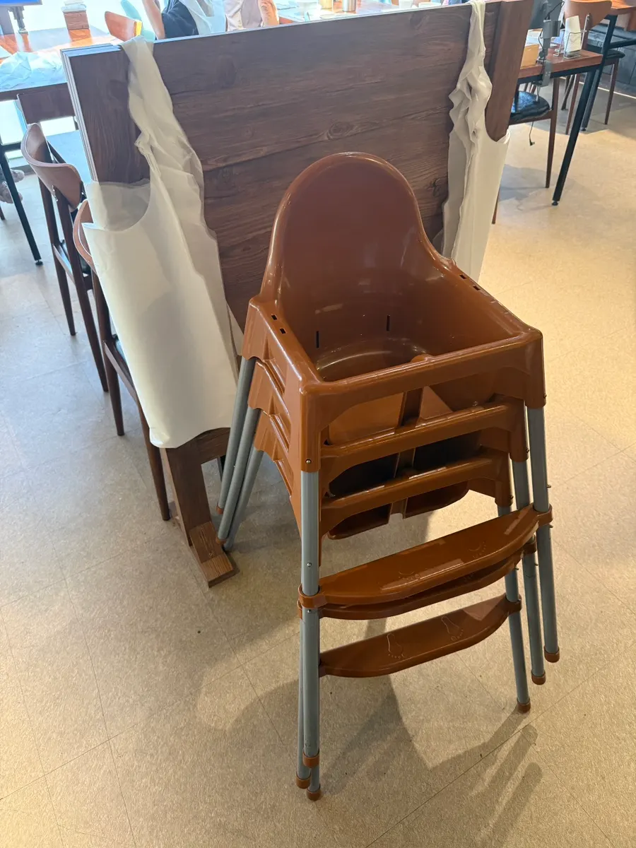 Table kiosk and baby chair at Bapkkot Hansang