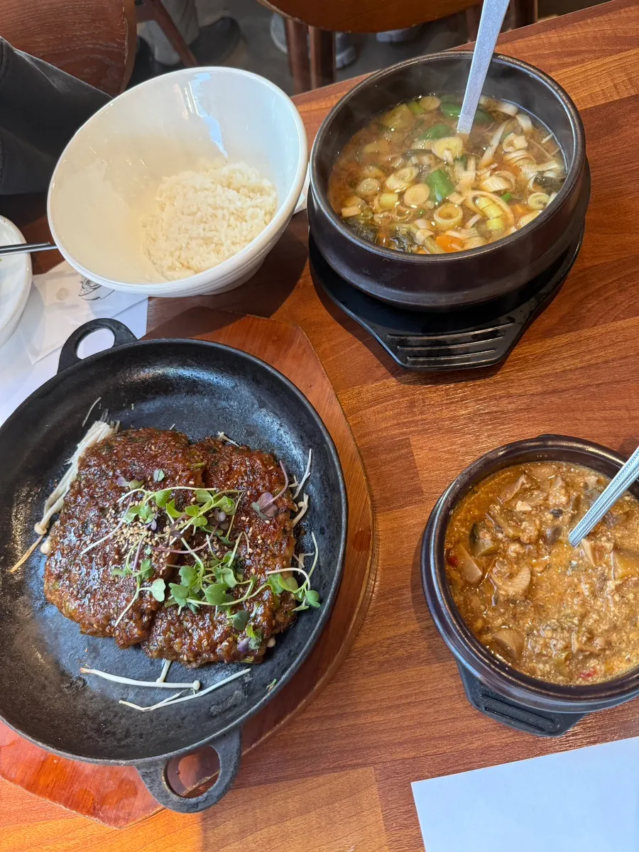 Bapkkot Hansang tteokgalbi served on a hot plate