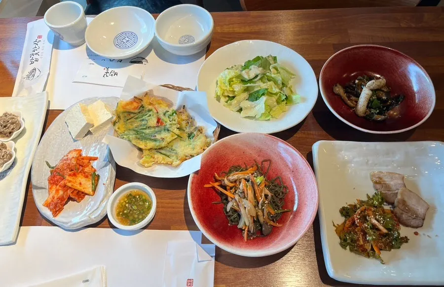 코스처럼 차례로 나온 밥꽃특선 첫 상차림