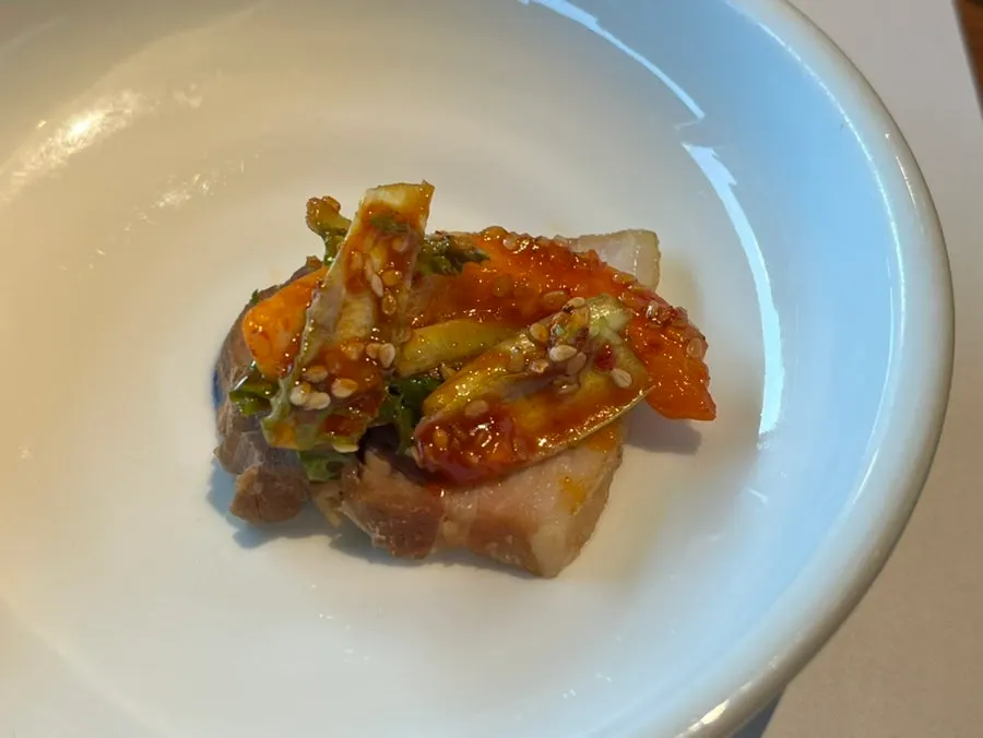 테이블에 놓인 궁중떡볶이 한 접시