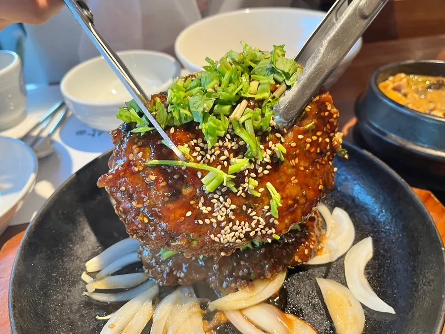 큼직하고 촉촉한 떡갈비 클로즈업