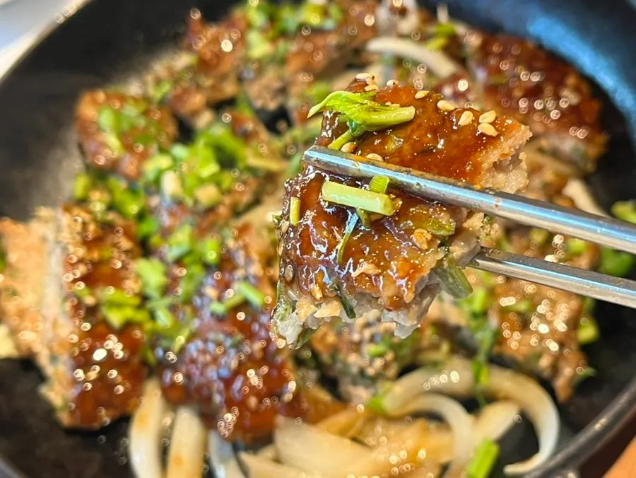 미나리를 곁들인 떡갈비 한 점