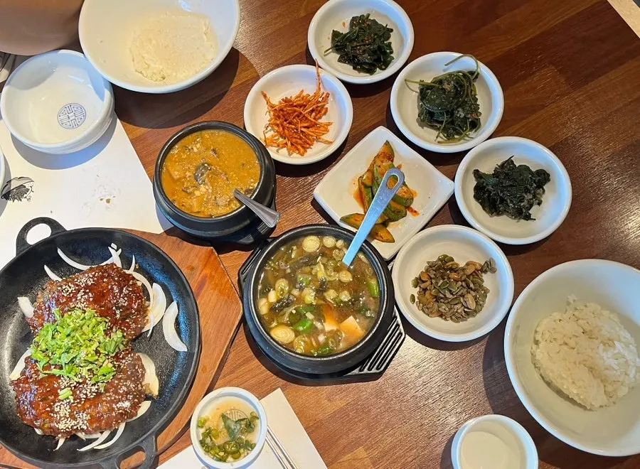 떡갈비와 강된장, 밥과 반찬이 놓인 한상차림