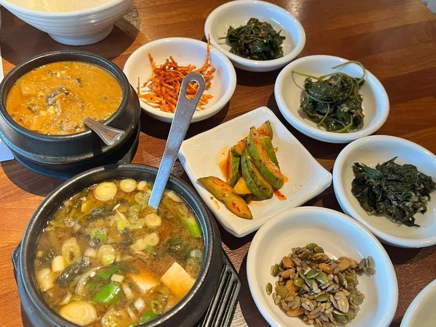 밥과 나물, 여러 반찬이 차려진 상