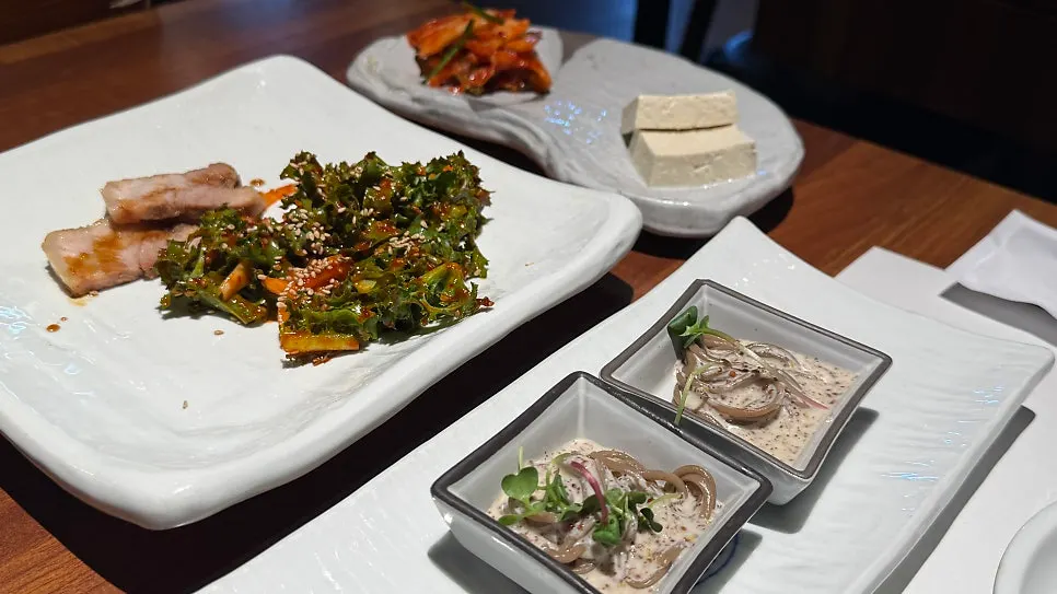 Bapkkot Hansang menu with hanjeongsik and rice bowl options