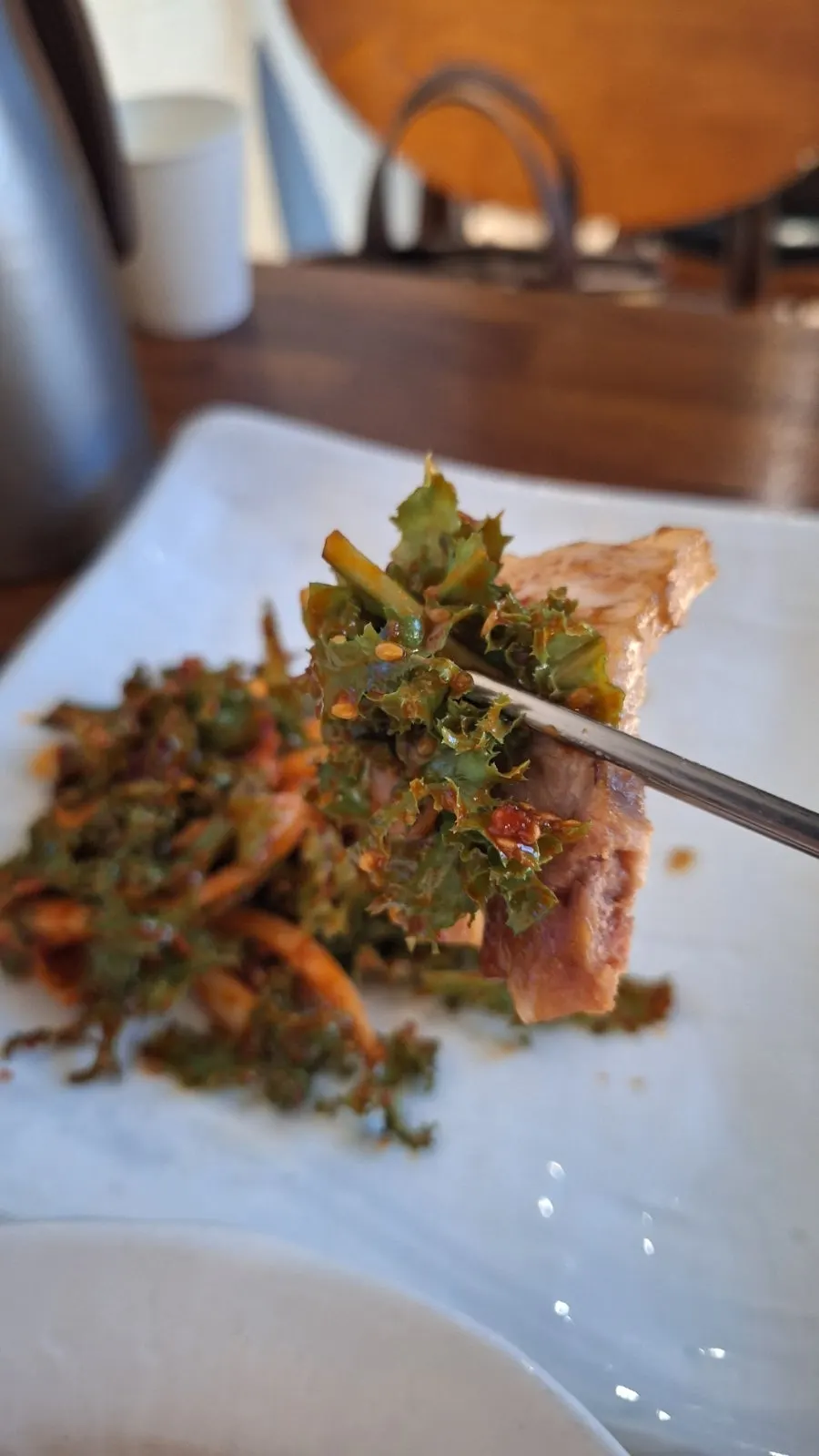 치커리 무침과 함께 나온 한방수육 보쌈