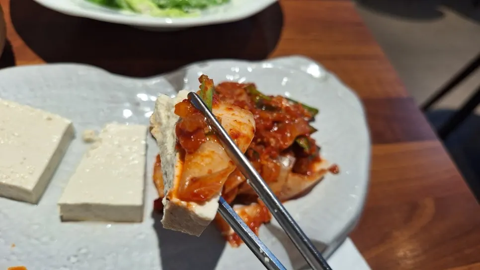생김치에 가까운 김치와 두부가 담긴 두부김치