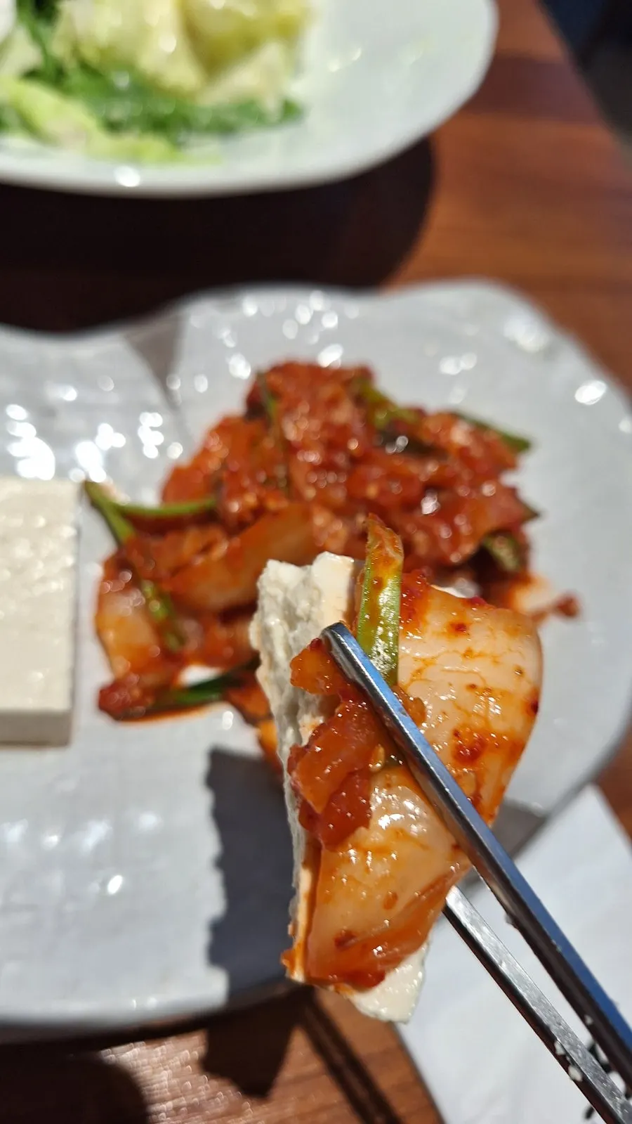 두부 위에 김치를 올린 한 입 모습