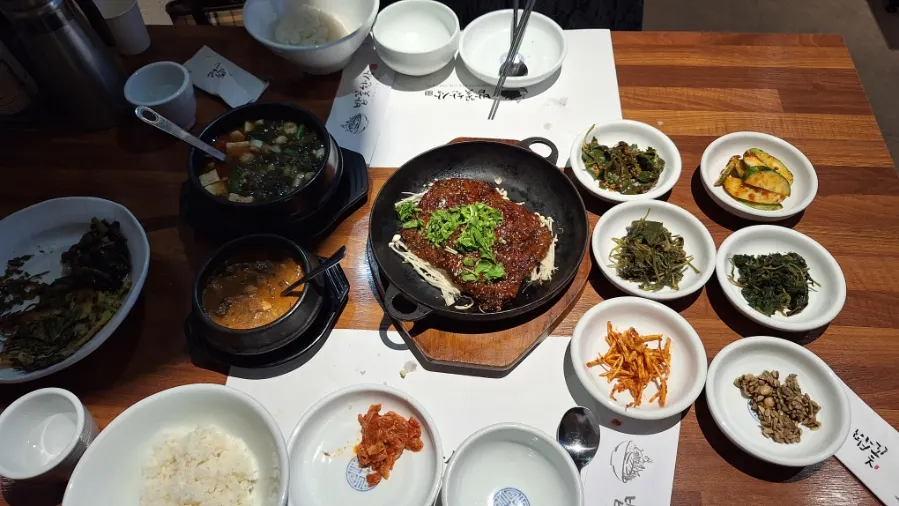 떡갈비와 강된장, 된장국, 나물이 나온 2차 상차림