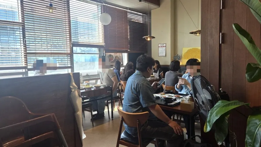 밥꽃한상 내부 테이블 배치