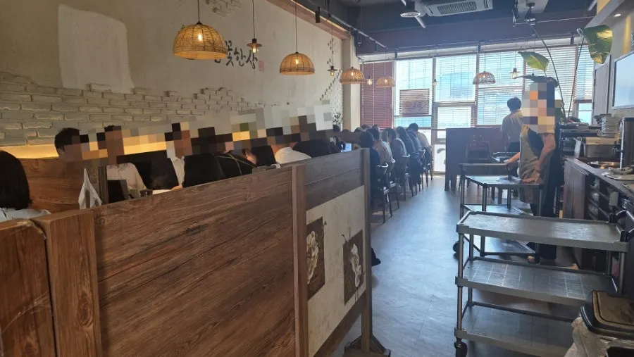 칸막이가 있는 밥꽃한상 좌석