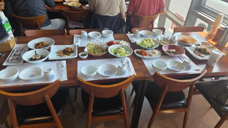 5인 예약으로 세팅된 창가 테이블