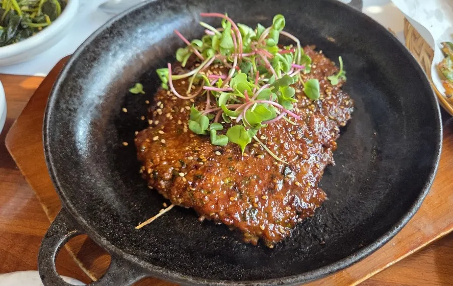 밥꽃특선 두부김치 접시