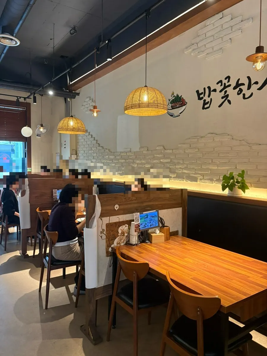 우드톤으로 꾸며진 밥꽃한상 내부 좌석