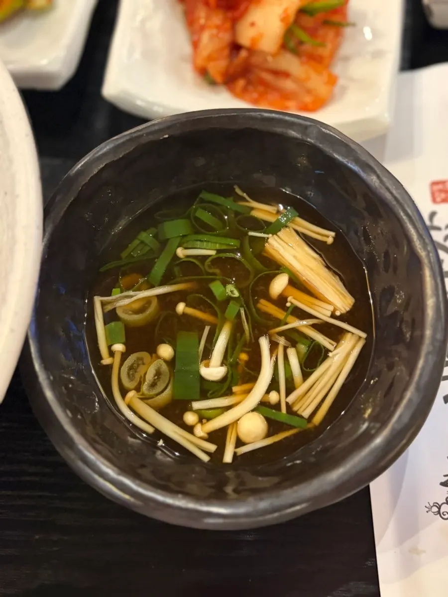 덮밥과 단품을 함께 차린 식사