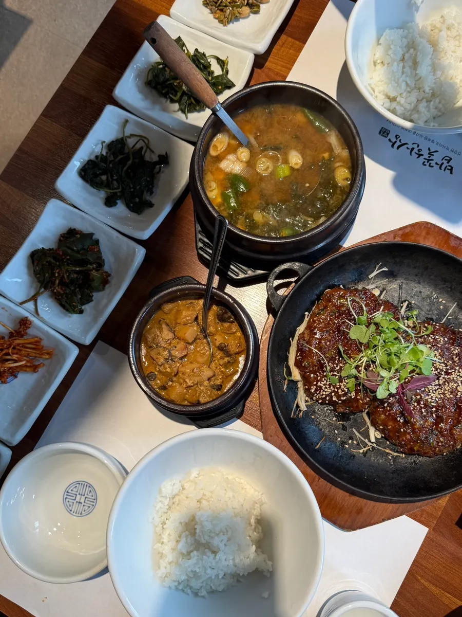 두부김치와 첫 상차림 반찬