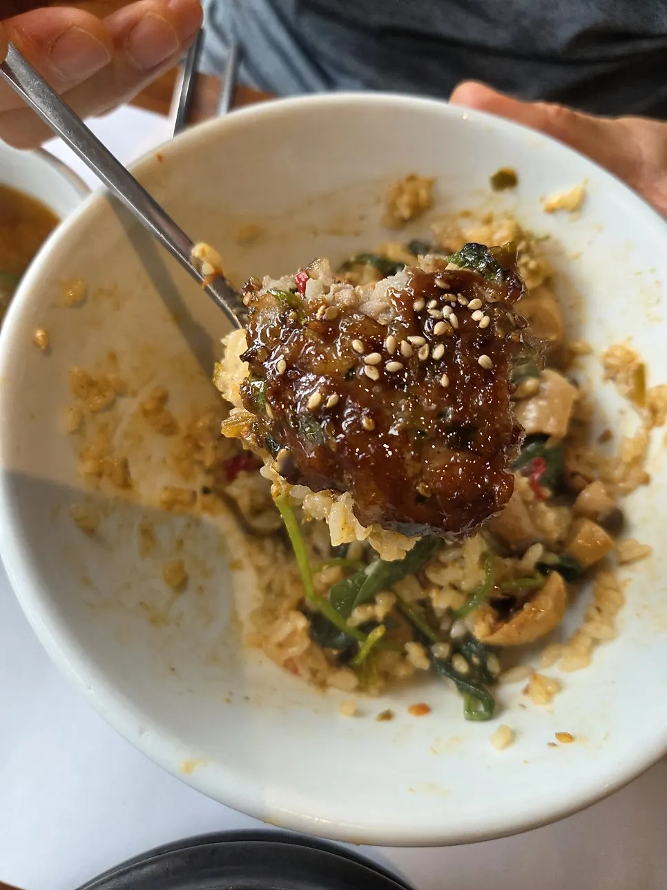 비빔밥과 떡갈비를 함께 차린 식사 장면