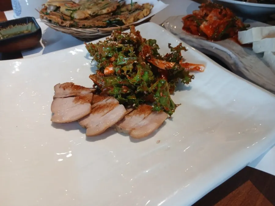 한방수육과 야채무침 접시