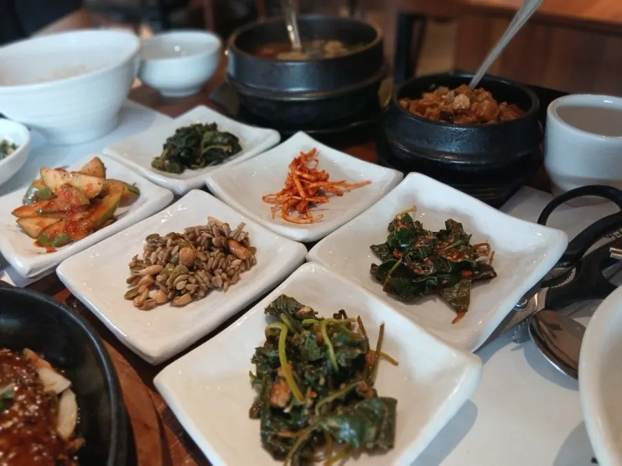 미나리떡갈비와 밥, 된장국 상차림