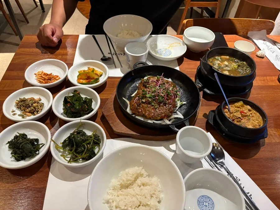 흑임자 소스 뿌린 메밀면 샐러드