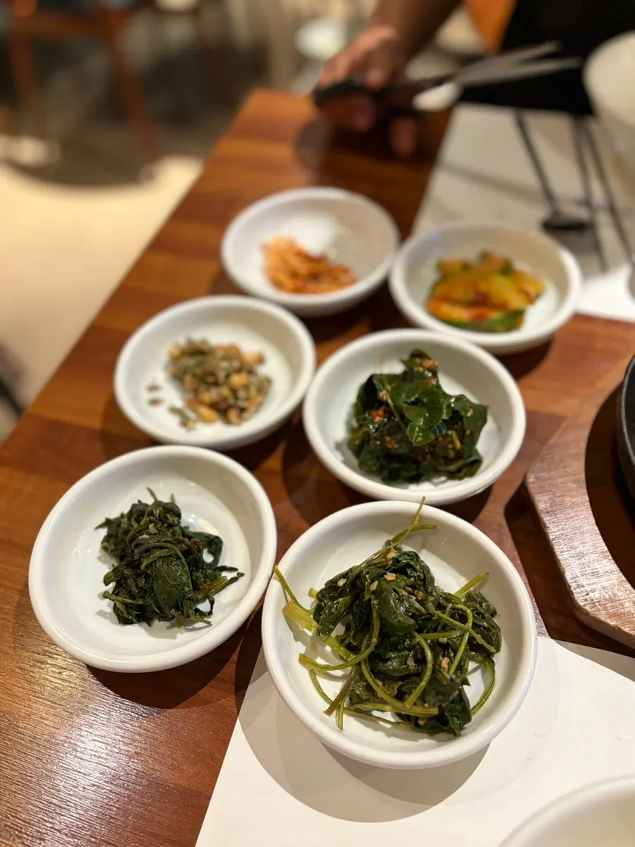 떡갈비 두 장과 강된장 메인 상차림