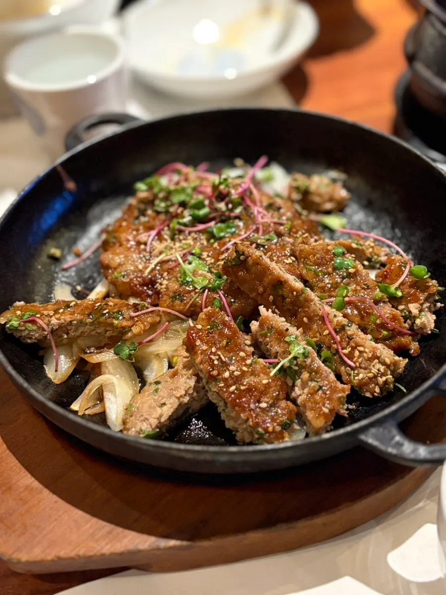 채썬 양파 위에 올려 나온 떡갈비