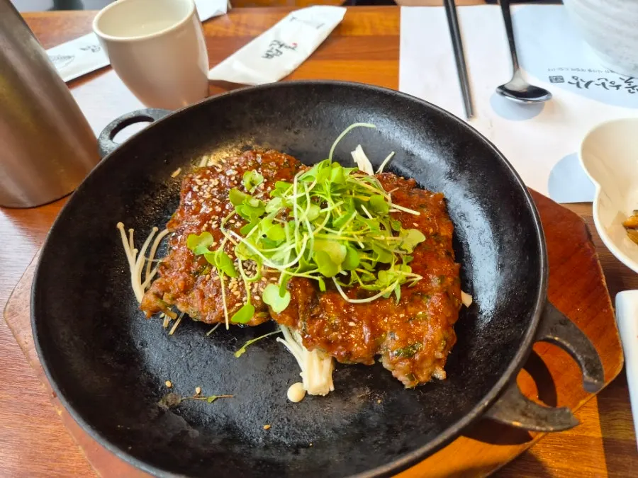 소스를 바른 떡갈비 메인요리