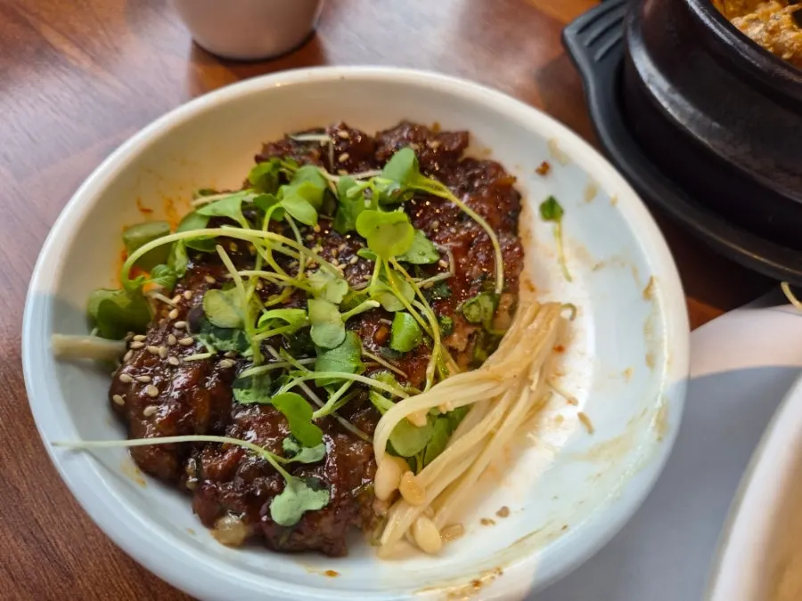 고기 식감의 밥꽃한상 떡갈비