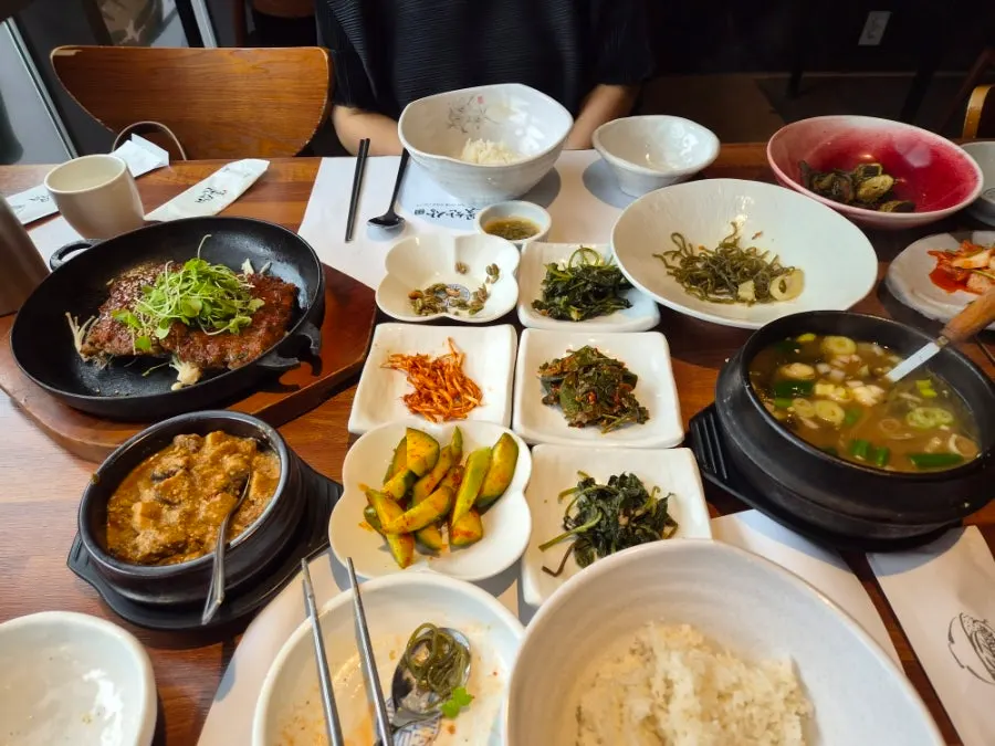 밥꽃특선 된장찌개와 반찬