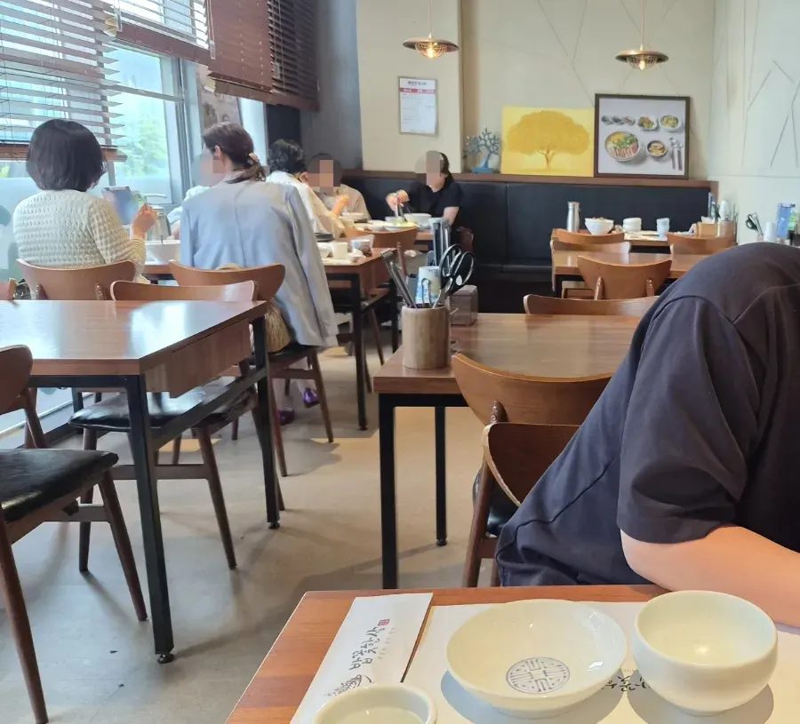점심시간 손님이 있는 밥꽃한상 홀