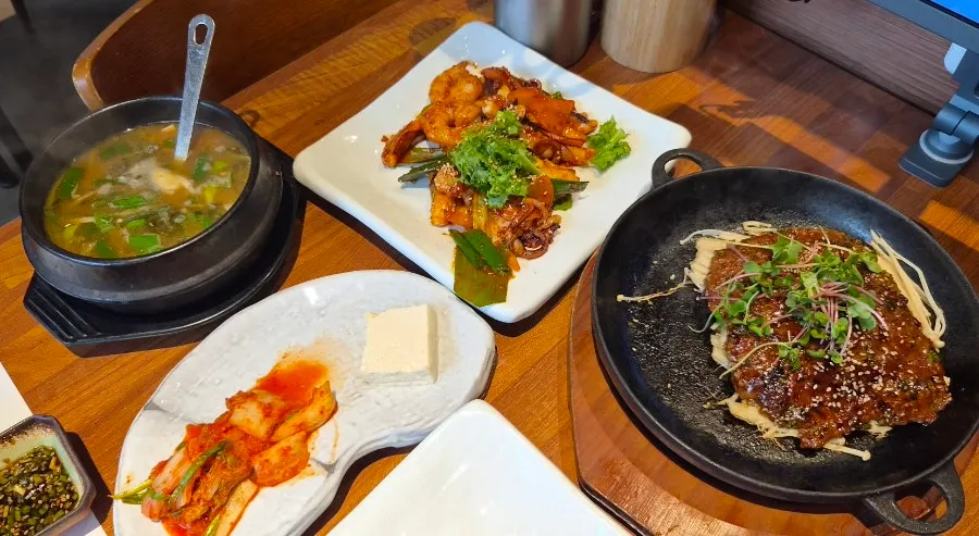 밥과 나물 반찬이 차려진 메인 상
